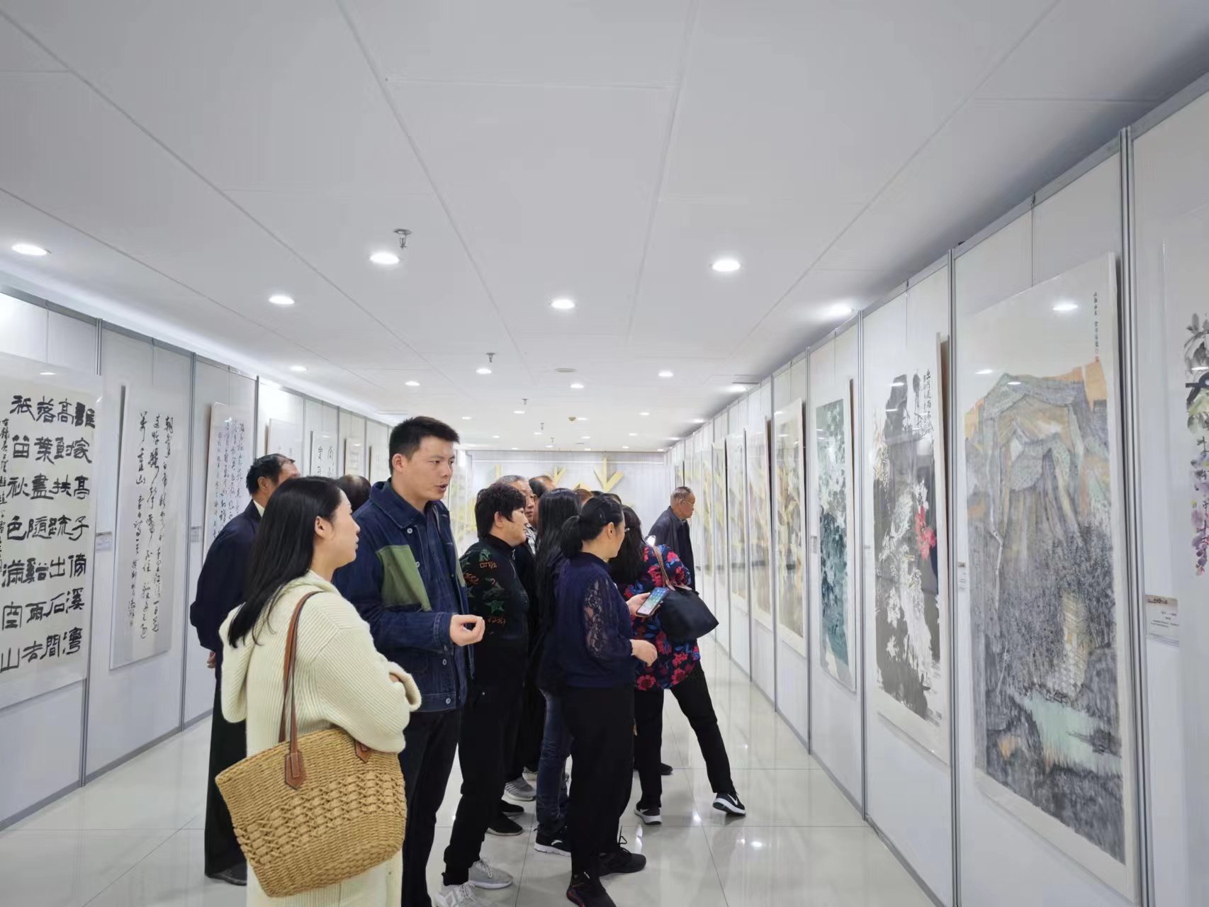 “踐行二十大 翰墨染江南”合肥杭州南京三地書畫邀請(qǐng)展瑤海巡展正式開(kāi)展