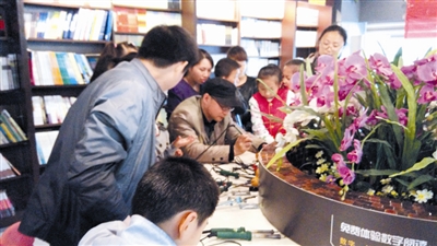 非遺大師書(shū)店現(xiàn)場(chǎng)秀“葫蘆烙畫(huà)”