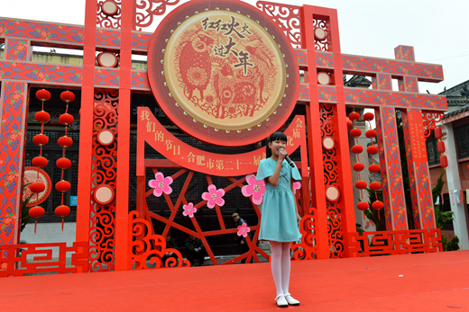 中華美文誦讀首登廟會(huì)舞臺(tái)