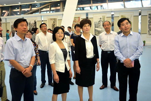 合肥市第三屆全民文化活動(dòng)周啟動(dòng)暨千人環(huán)湖誦讀頒獎(jiǎng)儀式舉行