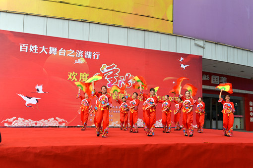 演出進(jìn)基層文化惠百姓中老年文化活動(dòng)周舉行