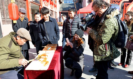 外媒探訪合肥廟會(huì)民俗