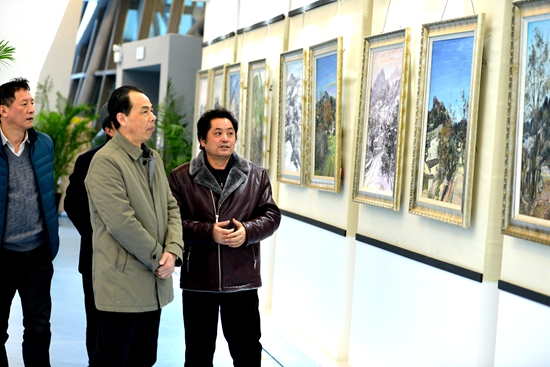 省政協(xié)副主席夏濤到市文化館參觀畫(huà)展