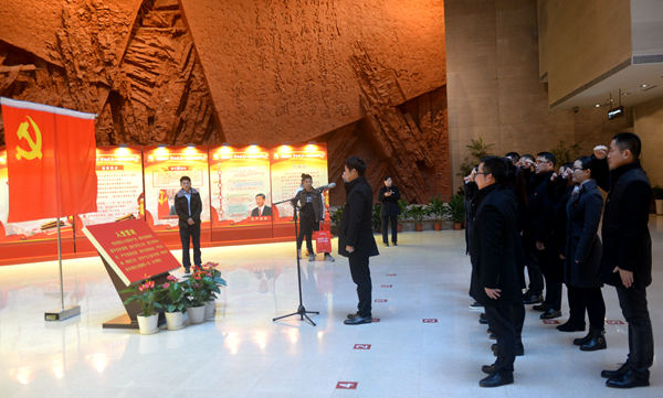 合肥市文化館開展學(xué)習(xí)黨的十九大精神重溫入黨誓詞活動(dòng)
