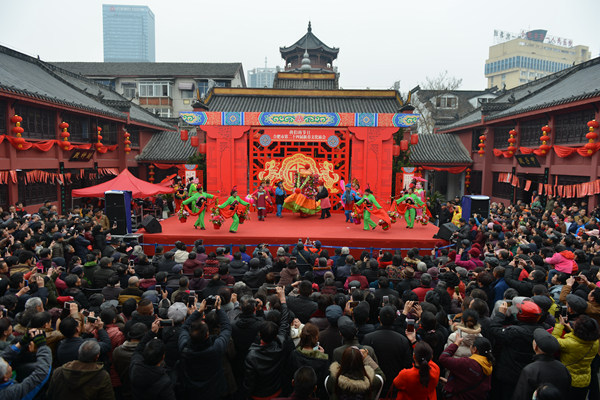 歡天喜地鬧元宵 文化廟會(huì)年味濃