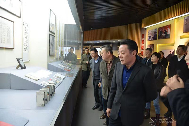 虞愛(ài)華參觀魯彥周紀(jì)念館