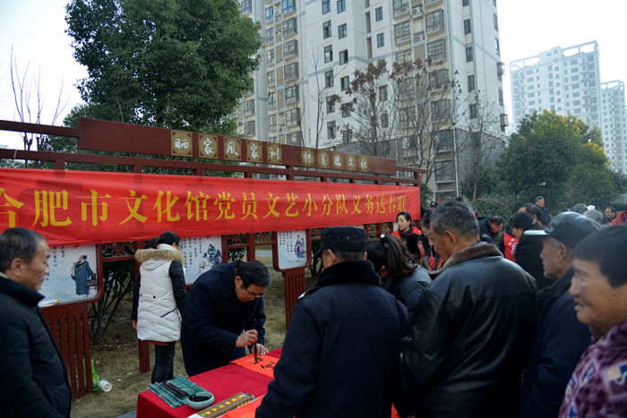 義務(wù)寫春聯(lián)、免費(fèi)拍攝全家福冬日送溫暖