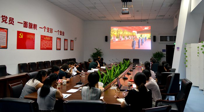 市文化館組織黨員收看紀念抗戰(zhàn)勝利75周年敬獻花籃儀式直播
