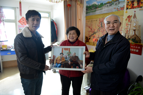 合肥市文化館“送溫暖進社區(qū)”免費拍攝全家福