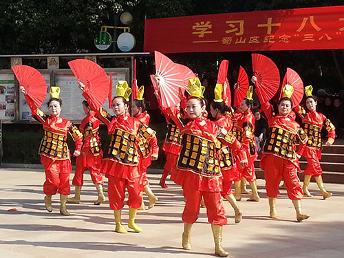 春風(fēng)春雨萬(wàn)物蘇  載歌載舞迎佳節(jié)