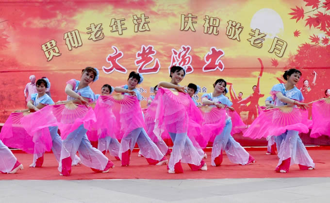 肥西縣文化館承辦 “貫徹老年法，慶祝敬老月”廣場(chǎng)文藝演出