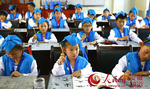 合肥經(jīng)開區(qū)芙蓉社區(qū)：暑期學(xué)書法