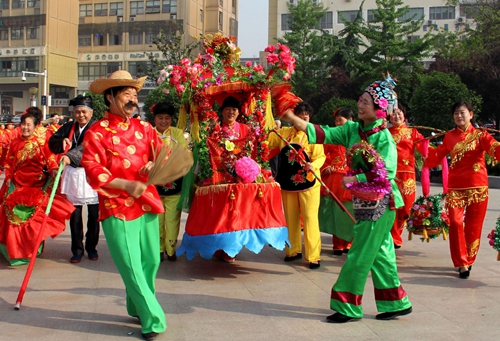 “俏夕陽(yáng)”旱船舞出廉潔風(fēng)