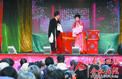 蜀山區(qū)綠怡居社區(qū)開展“廬劇經(jīng)典進(jìn)社區(qū)”活動(dòng)