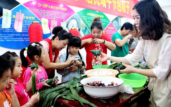 包粽子猜燈謎話(huà)民生