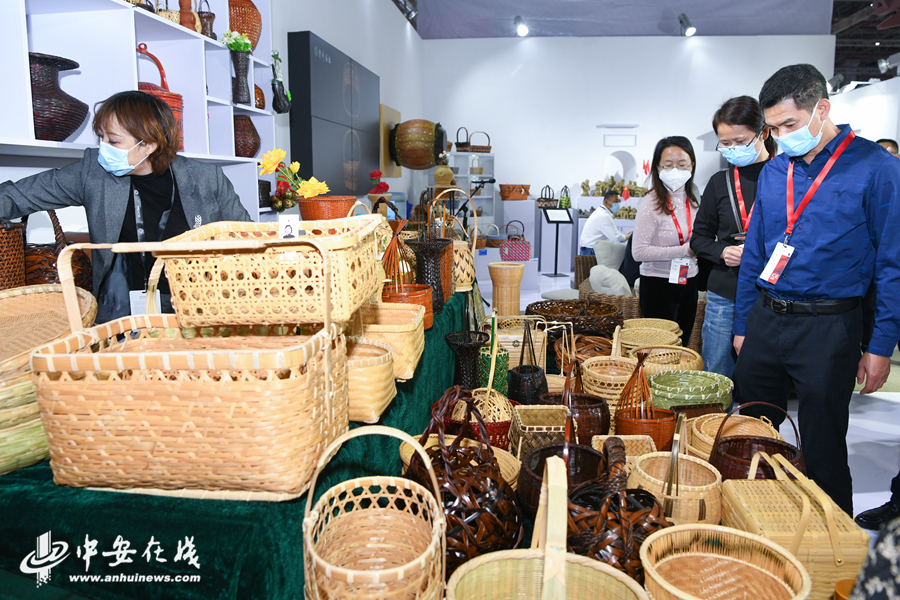 2、在六安展廳，竹編、泥塑等傳統(tǒng)非遺吸引了眾多參觀者的目光。.JPG