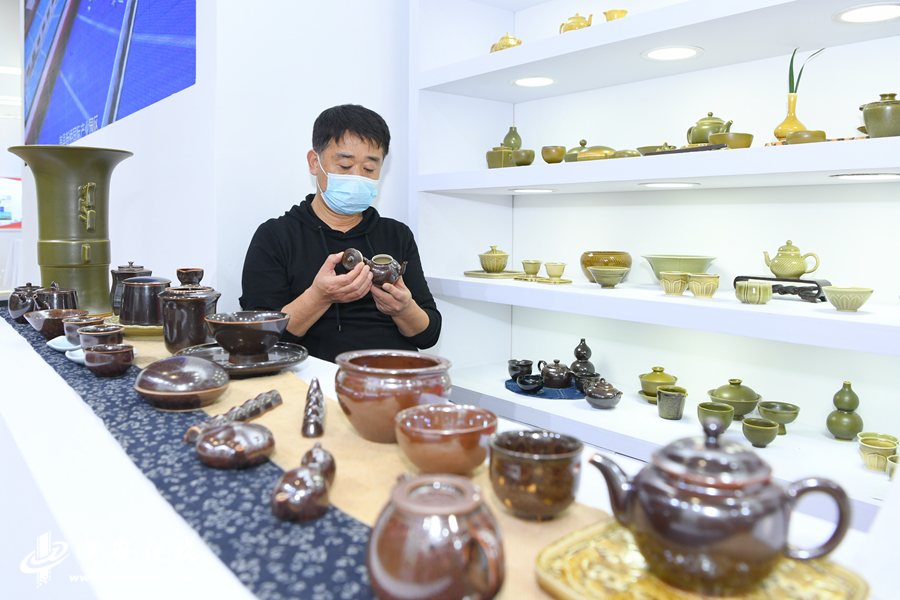 5、在淮南展廳壽州窯陶瓷成為“明星”，這項(xiàng)興盛于隋唐的名窯曾以首創(chuàng)黃釉瓷而著稱于世， (1).JPG