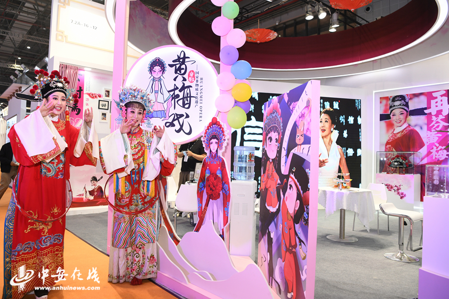 6、年輕的再芬黃梅藝術(shù)劇院演員江敏身著女駙馬扮相被參觀者團(tuán)團(tuán)圍住.JPG